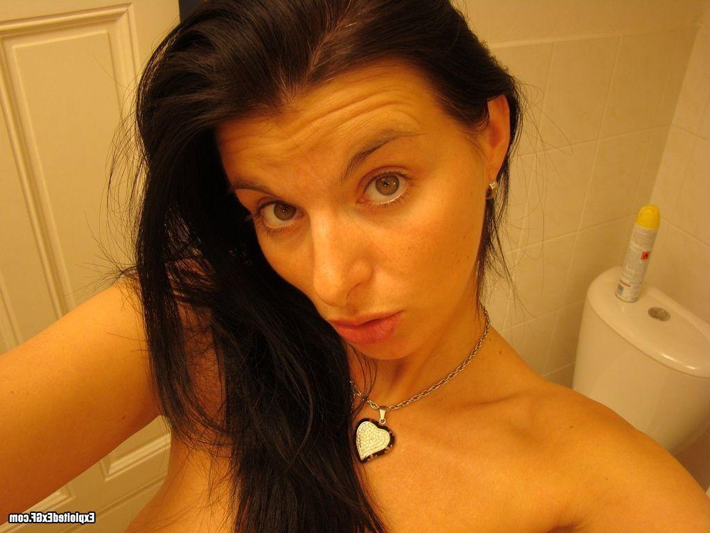 15P Amateur chick taking photos by her self
