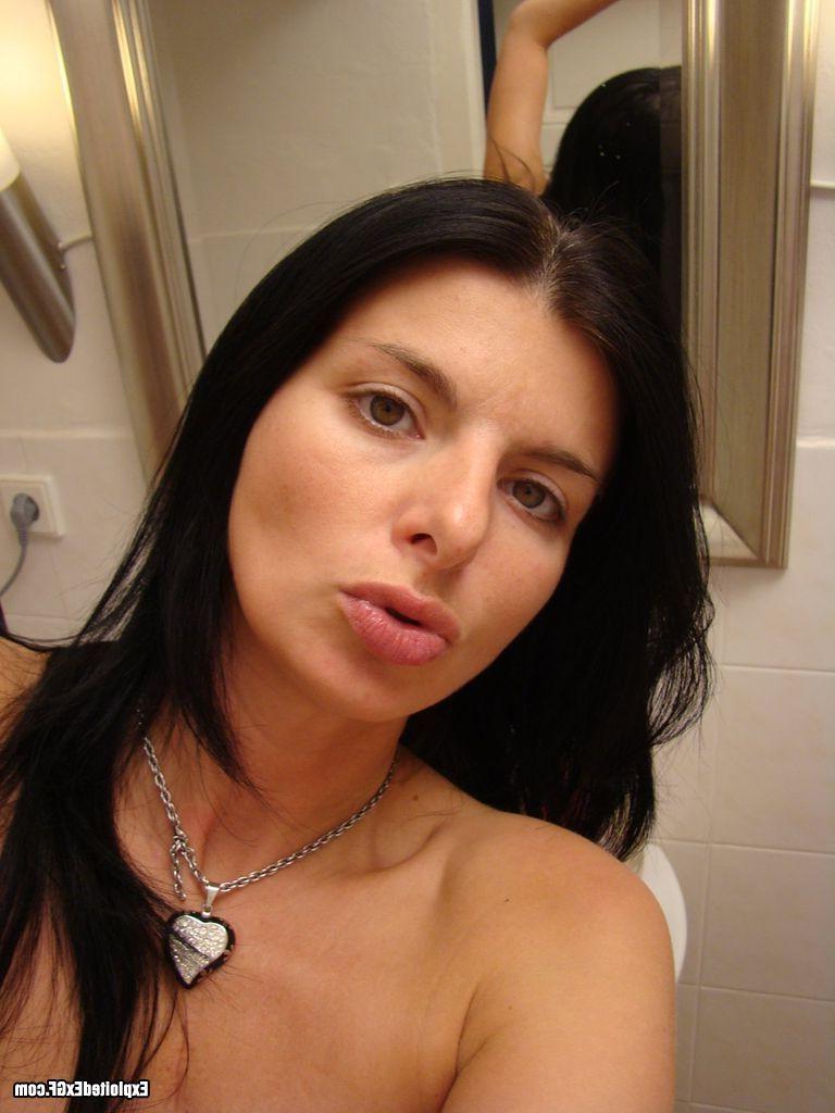 15P Amateur chick taking photos by her self