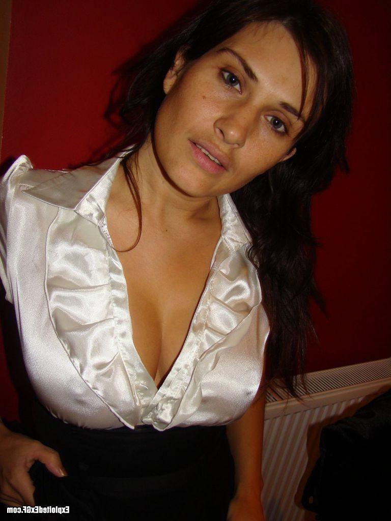 15P Amateur chick changing clothes