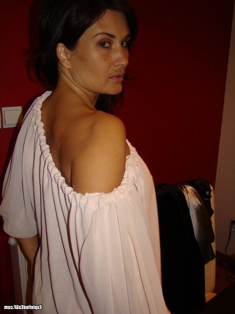 15P Amateur chick changing clothes