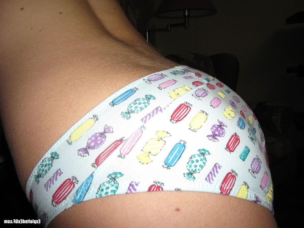 15P Gorgoues teen showing her sweet panties