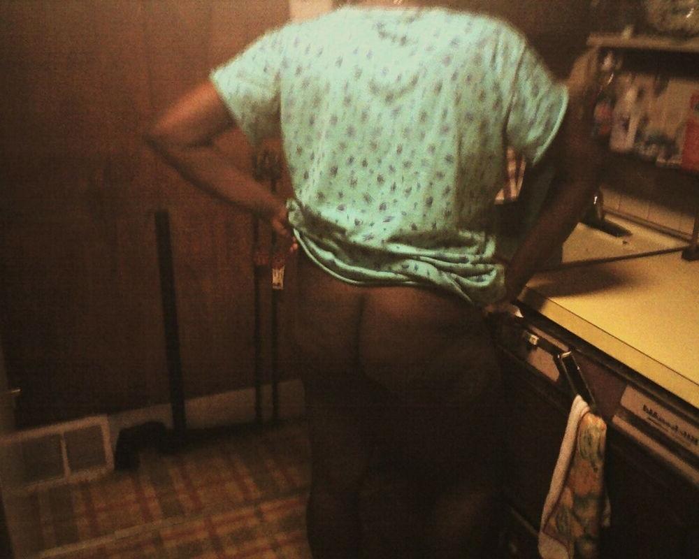15P Thick ass black girls undressing and posing 24