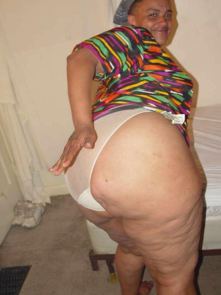 15P Thick ass black girls undressing and posing 14