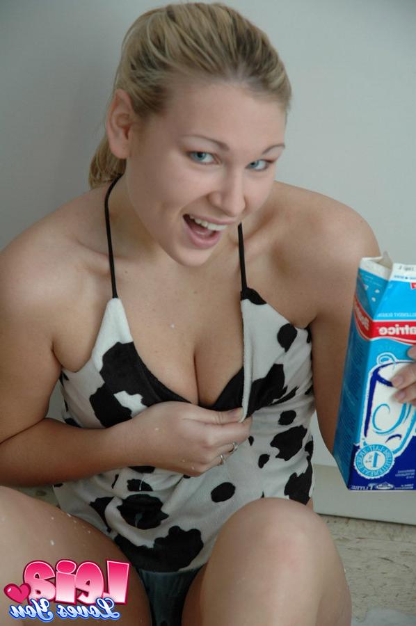 12P Leia has a milk fetish