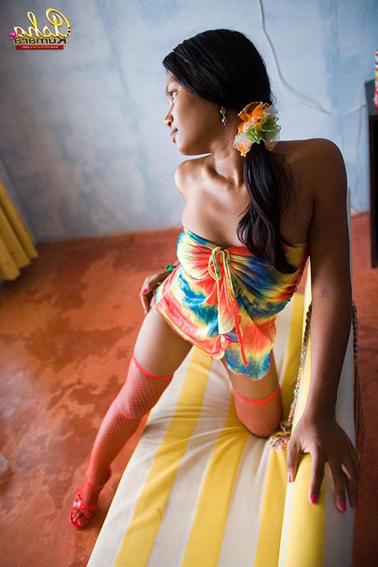 15P India teen Asha lift colorful shirt to expose red thong