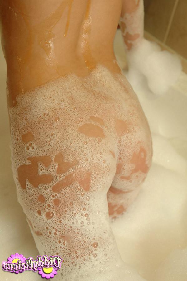 12P Diddy gets naked in the bubble bath
