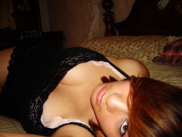8P Red haired foxy voluptuously looking into the cam