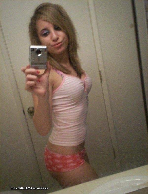 16P Sexy girlfriends camwhoring in the bathroom