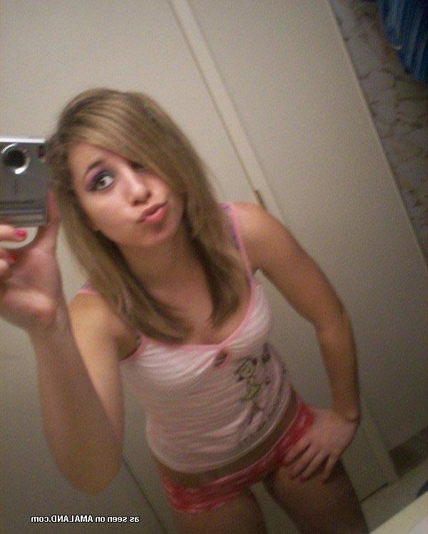 16P Sexy girlfriends camwhoring in the bathroom