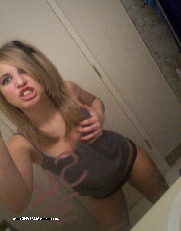 16P Sexy girlfriends camwhoring in the bathroom