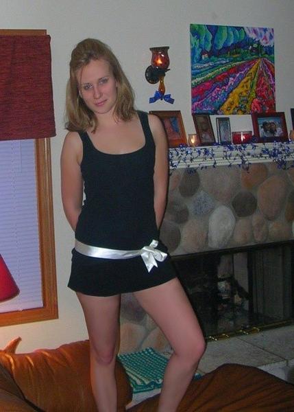 10P Tiny bimbo with home photo cam does the hottest images