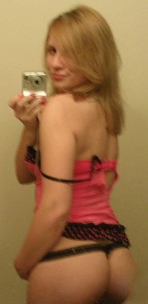10P Tiny bimbo with home photo cam does the hottest images