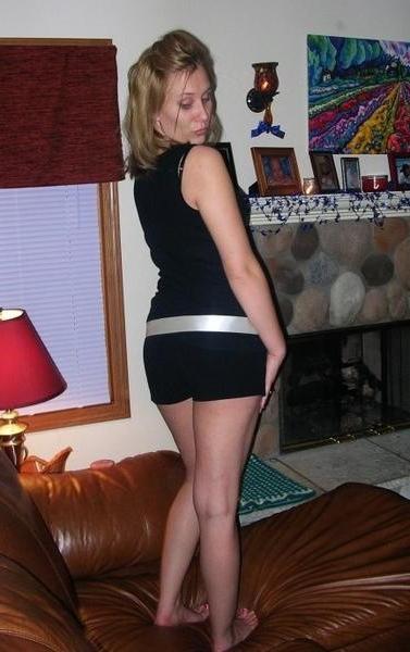 10P Tiny bimbo with home photo cam does the hottest images