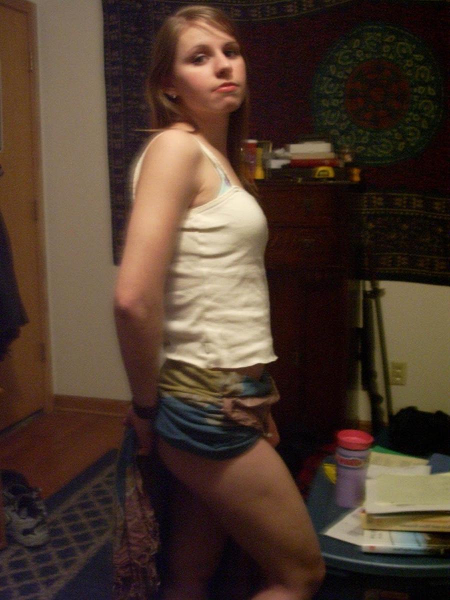 10P College bimbo relaxing and dancing near the mirror