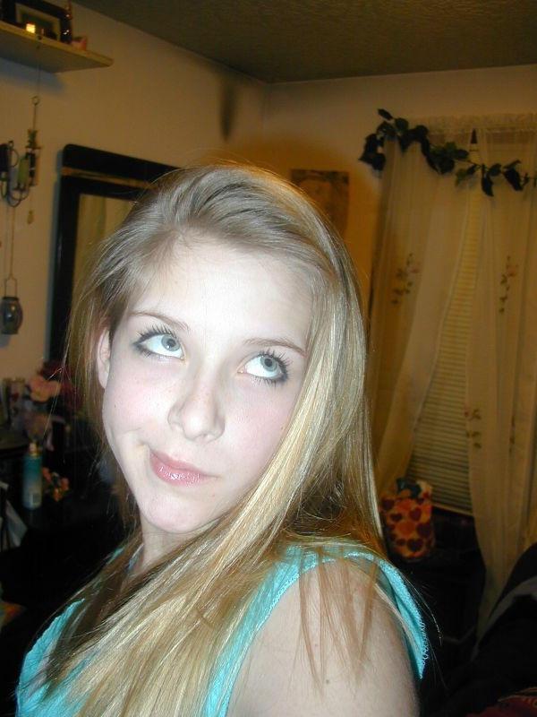 10P College bimbo relaxing and dancing near the mirror