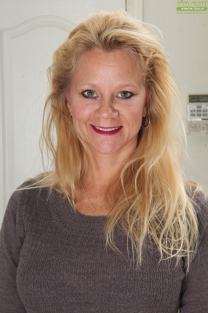 15P Older wife Ali Jones strips naked after work