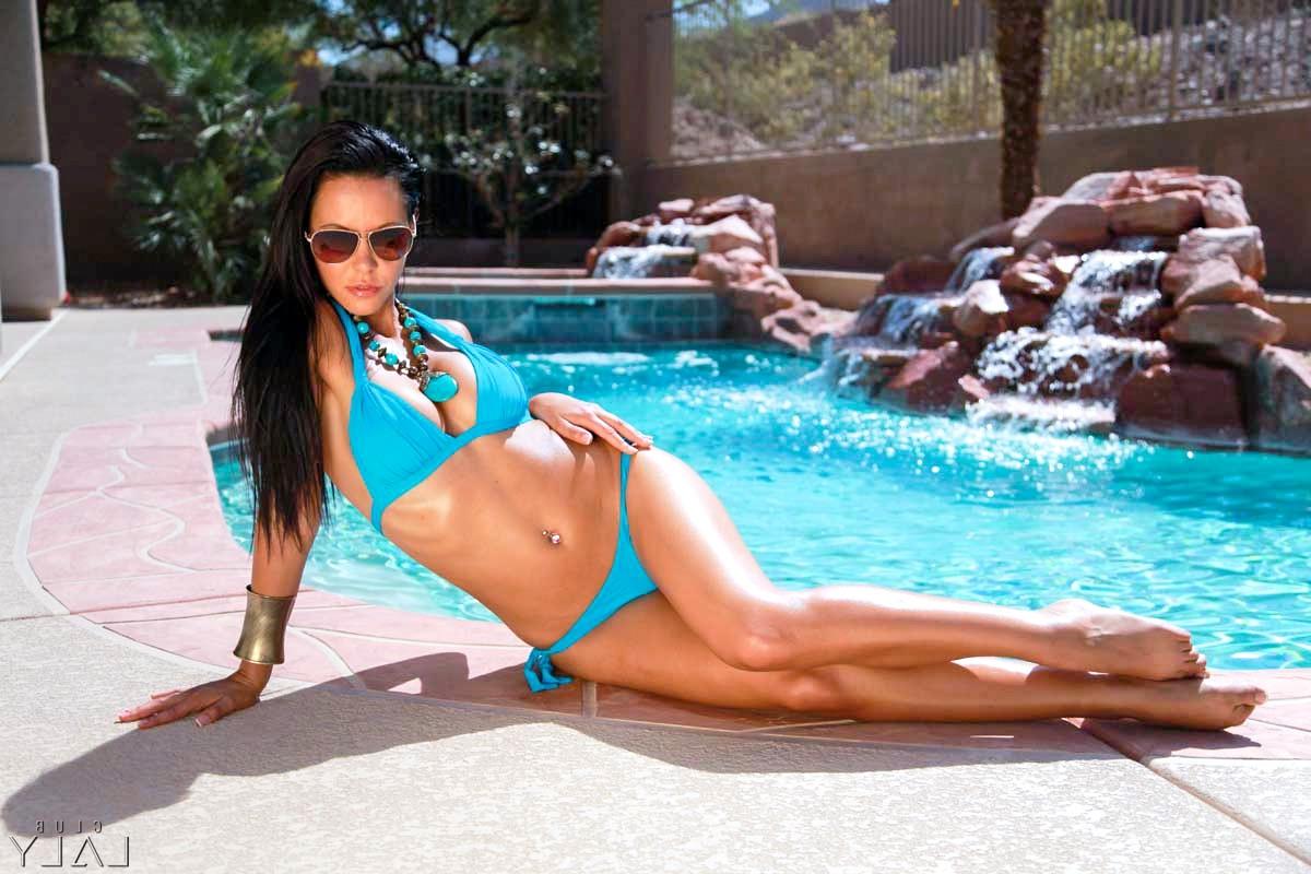 5P Glamour babe Laly Vallade taking off tight bikini