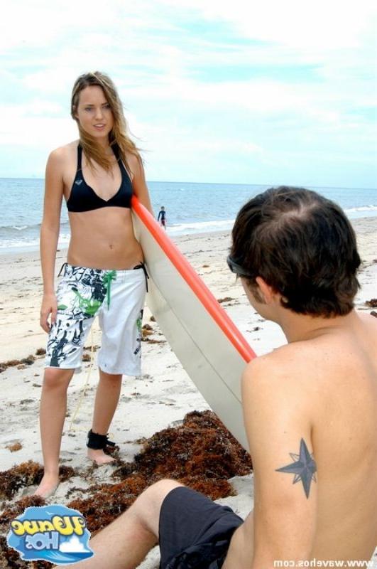 16P Beach babe throat fucking a guy