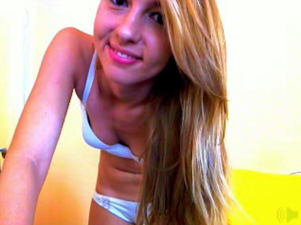 10P Flexible Teen Webcam Girl Doing Exercises For Cheerleading