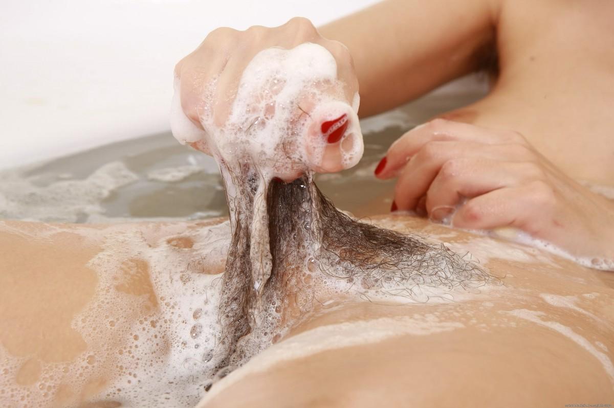 15P Curvy natural hairy amateur babe Kristina spreading muff in bathtub
