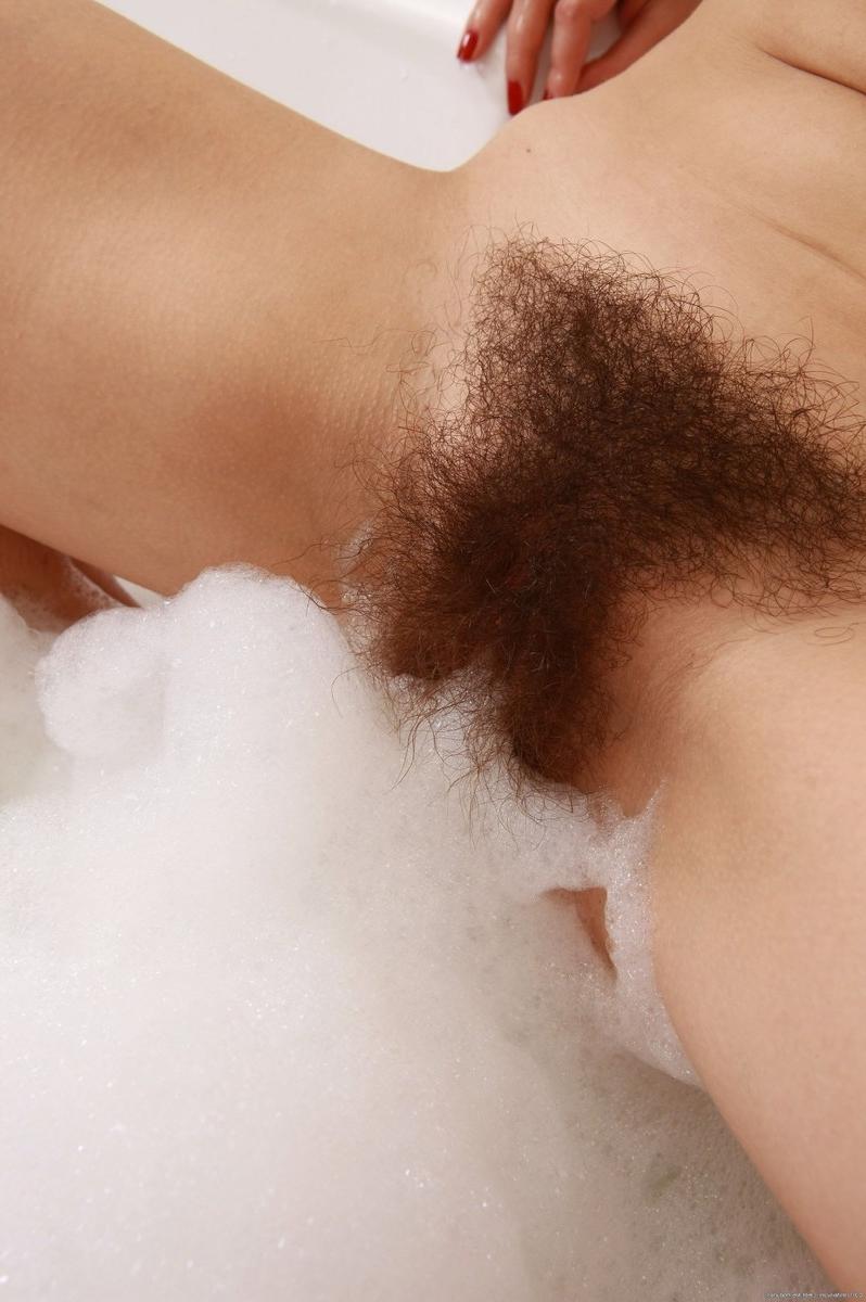 15P Curvy natural hairy amateur babe Kristina spreading muff in bathtub