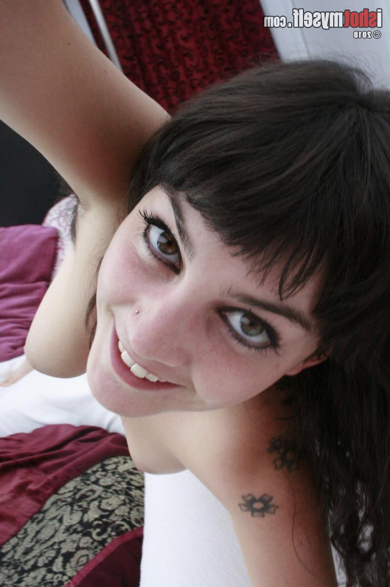 15P Curvy natural hairy selfshot amateur snapping erotic pussy pictures