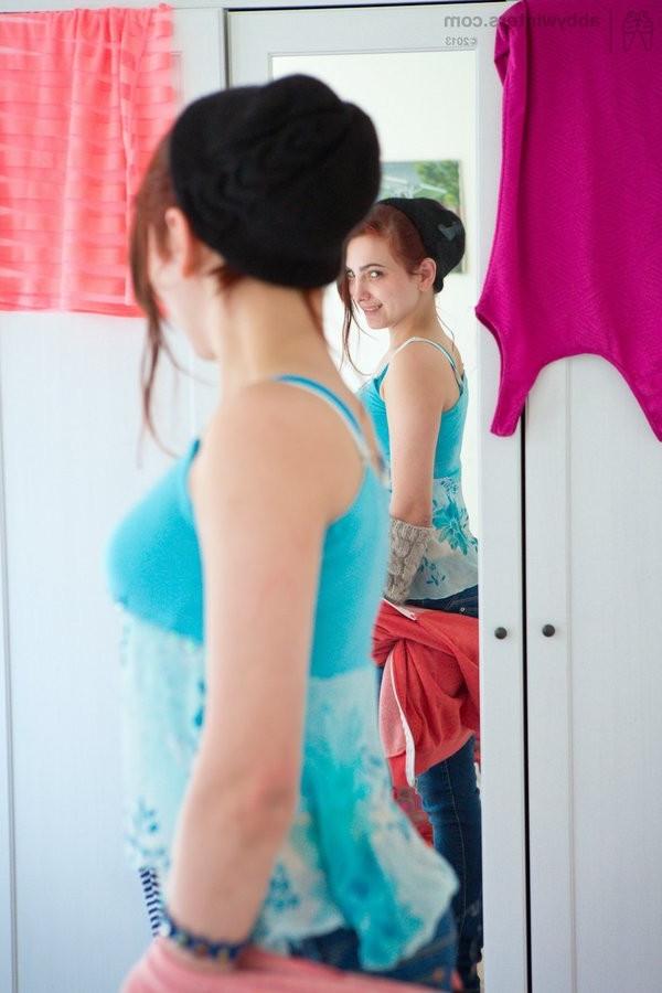 15P True Amateur Babe Slowly Undresses In Front Of The Mirror