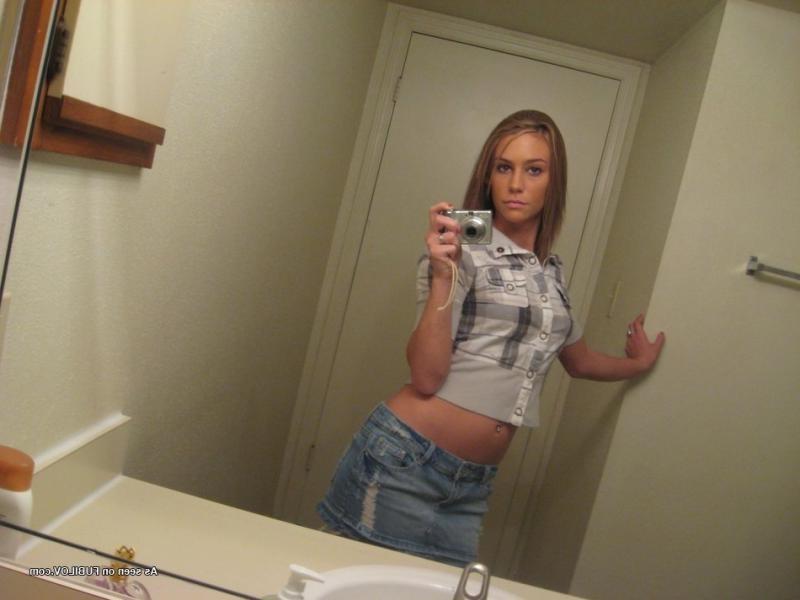 14P Steamy hot amateur babe camwhoring in the bathroom