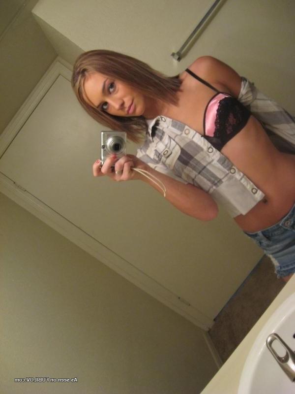 14P Steamy hot amateur babe camwhoring in the bathroom