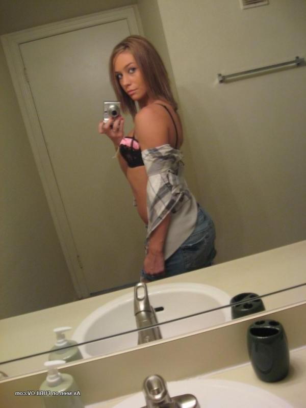 14P Steamy hot amateur babe camwhoring in the bathroom