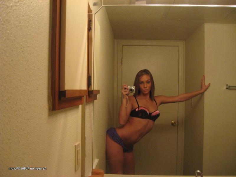 14P Steamy hot amateur babe camwhoring in the bathroom