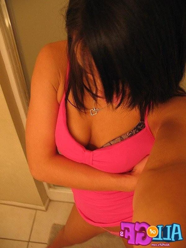 12P Girlfriend in thong posing on cam