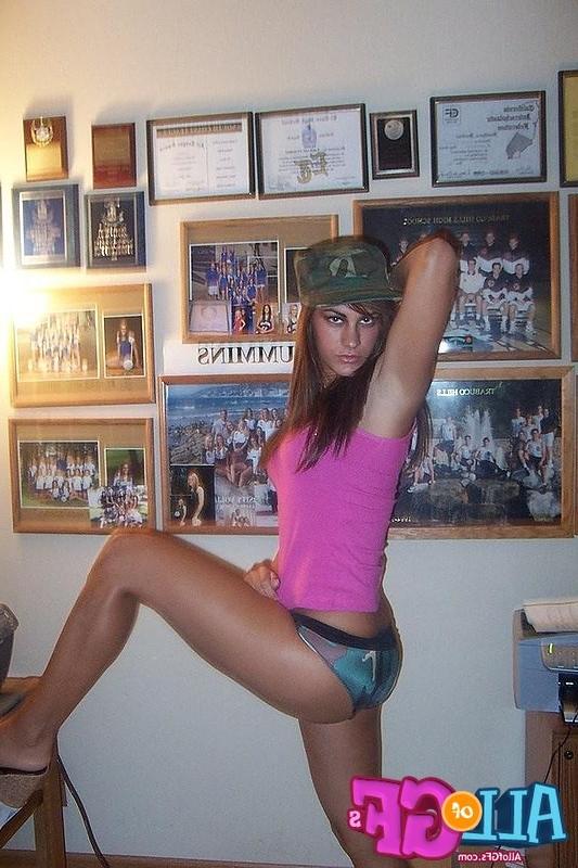 12P Girlfriend in thong posing on cam