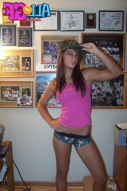 12P Girlfriend in thong posing on cam