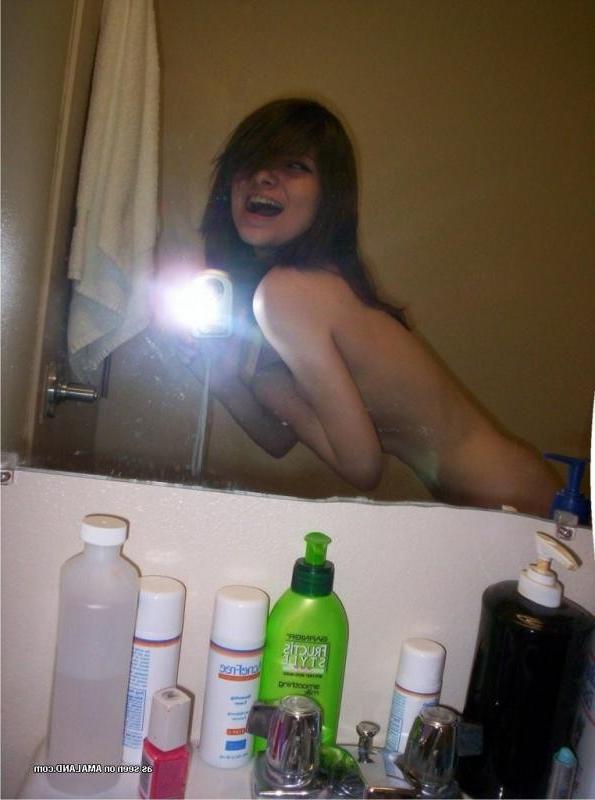 12P Photos of a cute GF selfshooting in the bathroom mirror