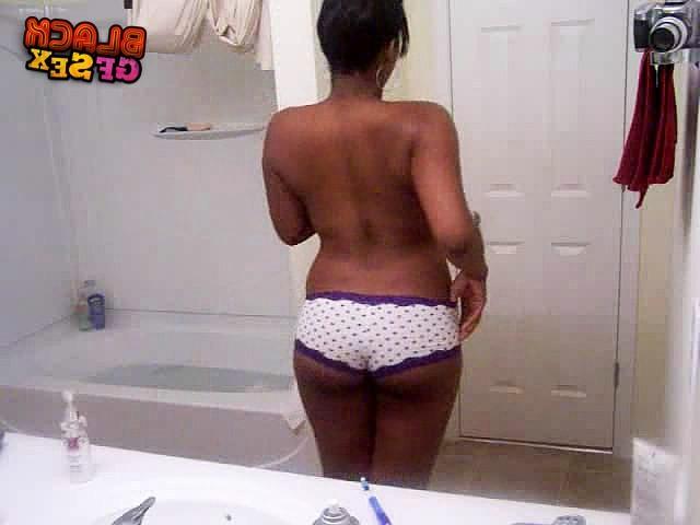 12P My black girlfriend horny bathroom dance