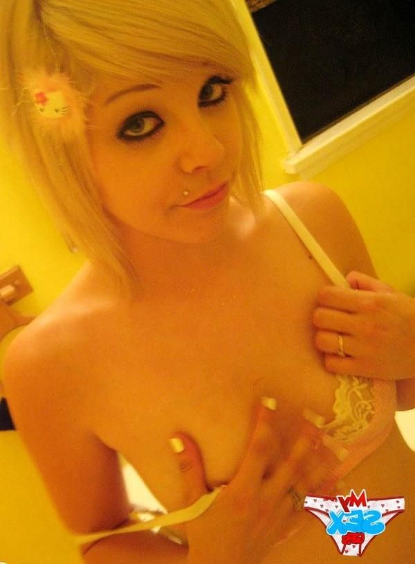 12P Nude girlfriend is in the bathroom getting shot