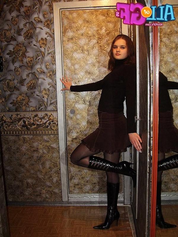 12P Girlfriends lesbo bathroom kissing