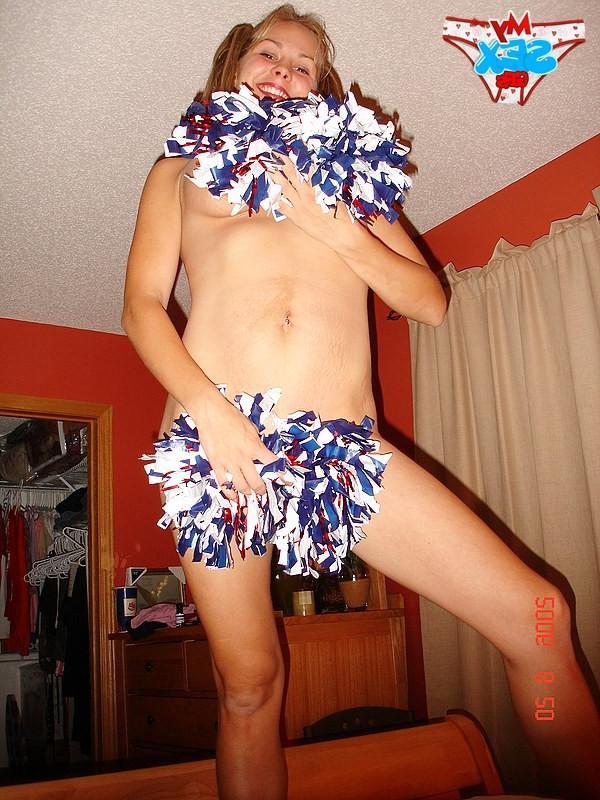 12P Teen cheerleader dancing with no girlfriend panty