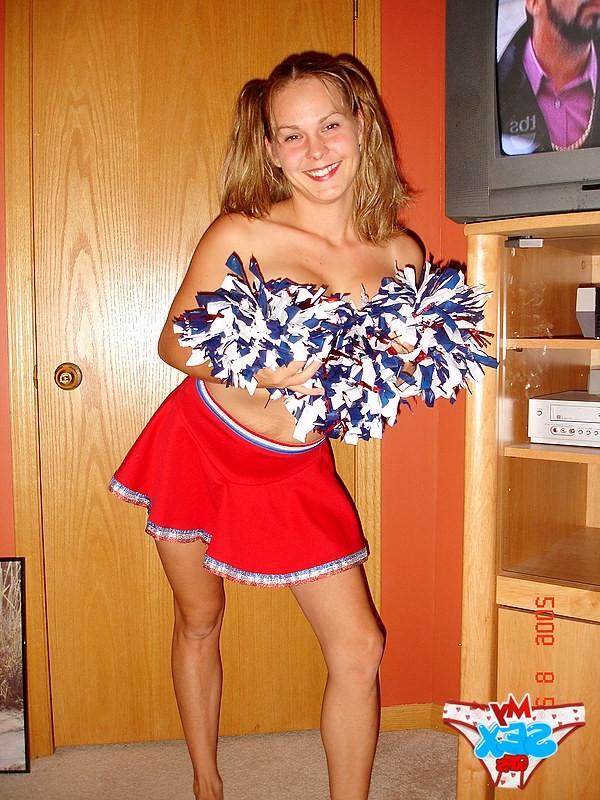 12P Teen cheerleader dancing with no girlfriend panty