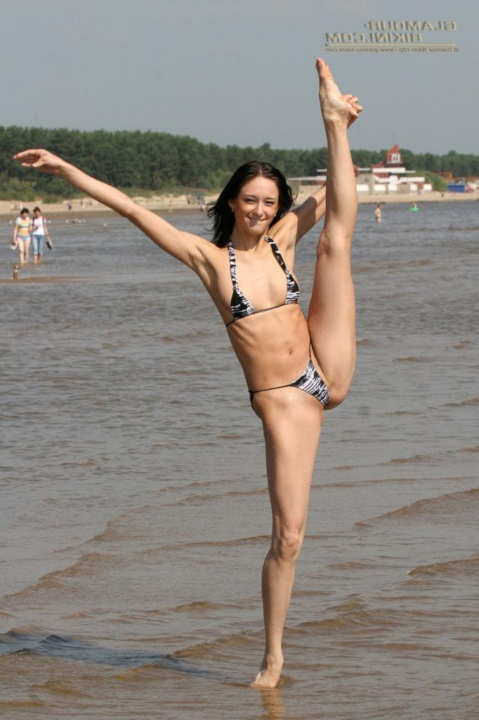 20P Glamour Young babes in Sexy Bikini