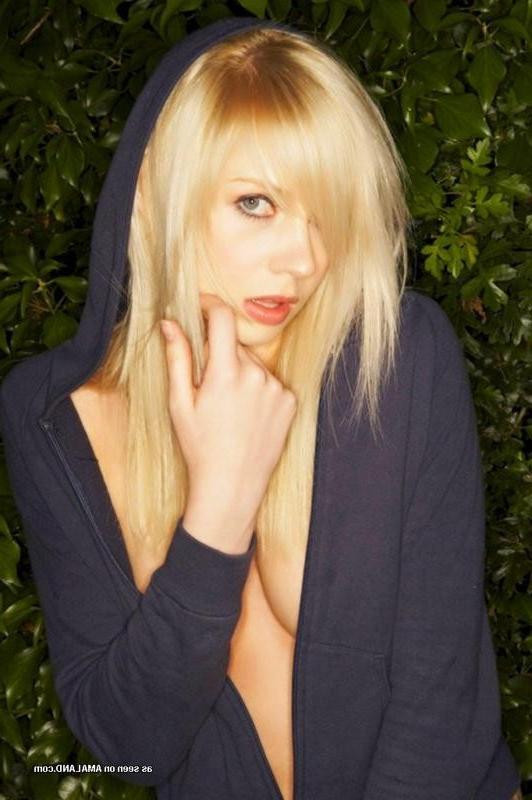 12P Hot blonde GF selfshooting and posing in the mirror