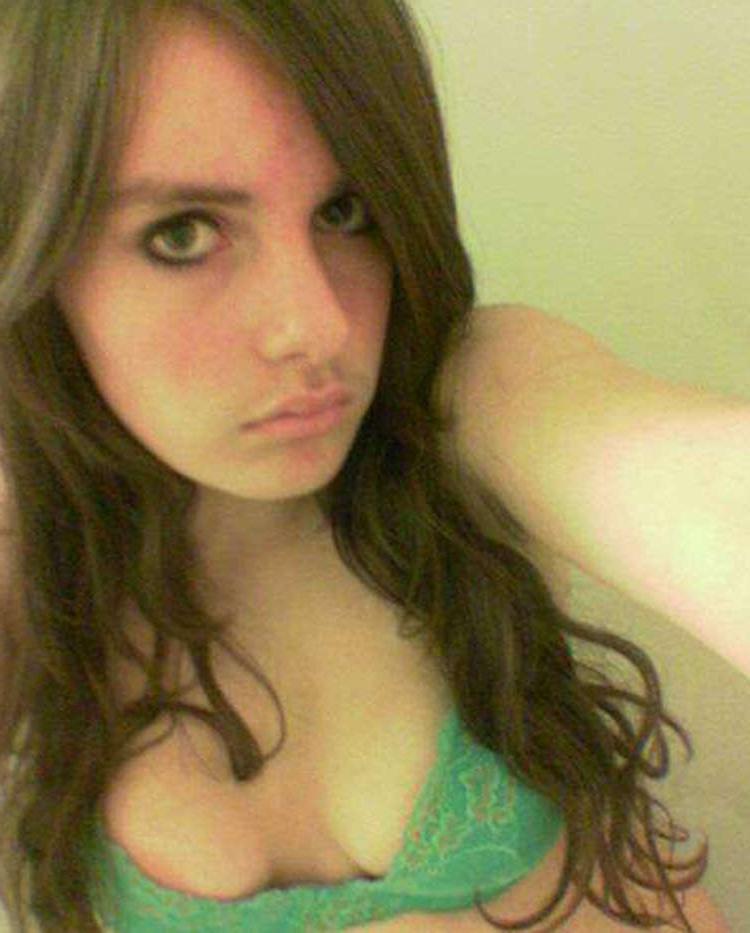 16P Pictures of a sexy cheerleader camwhoring