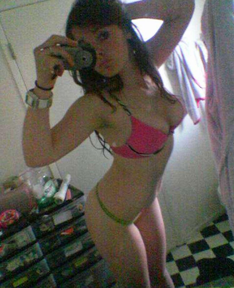 16P Pictures of a sexy cheerleader camwhoring