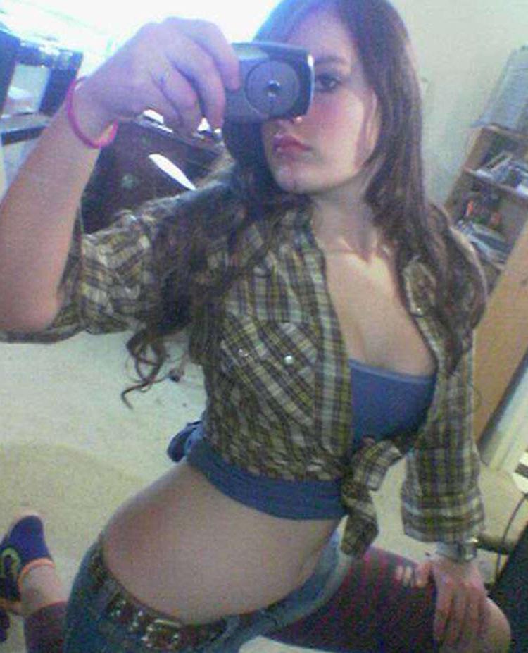16P Pictures of a sexy cheerleader camwhoring