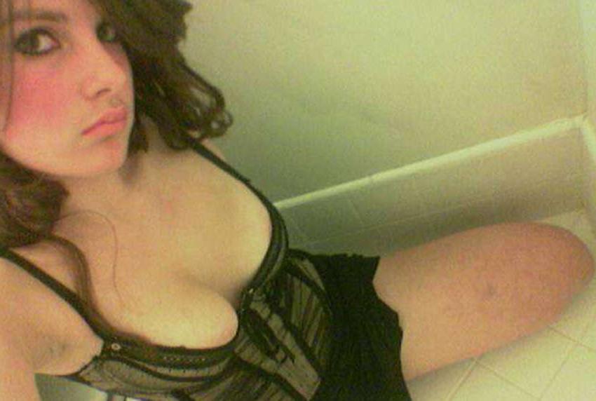 16P Pictures of a sexy cheerleader camwhoring