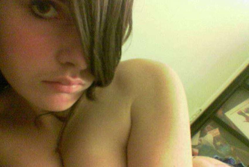 16P Pictures of a sexy cheerleader camwhoring