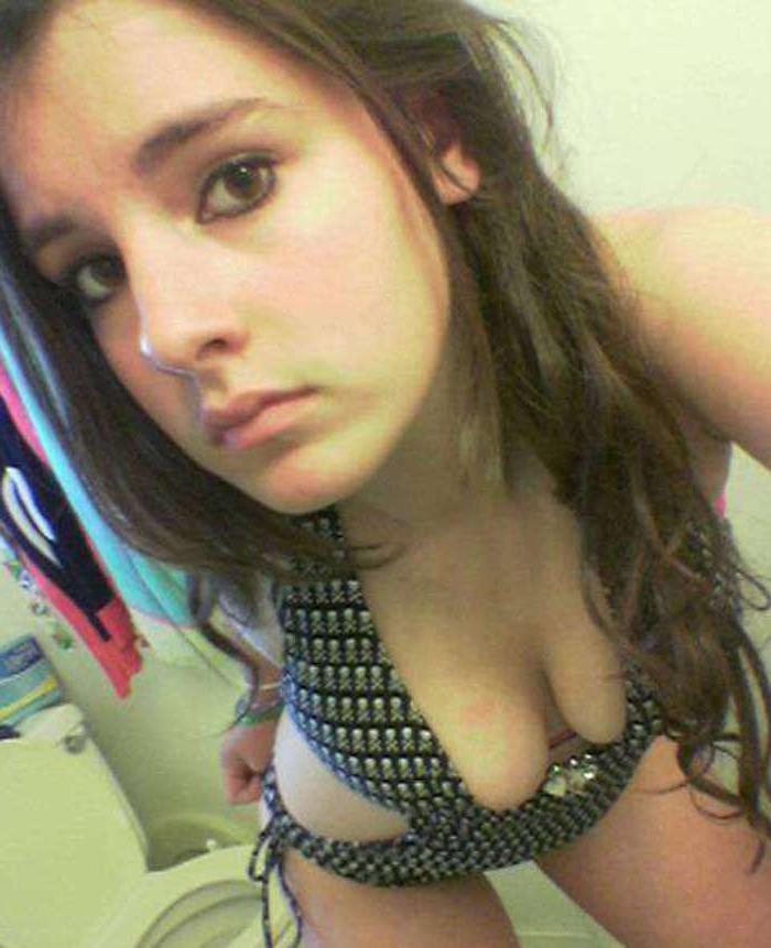 16P Pictures of a sexy cheerleader camwhoring