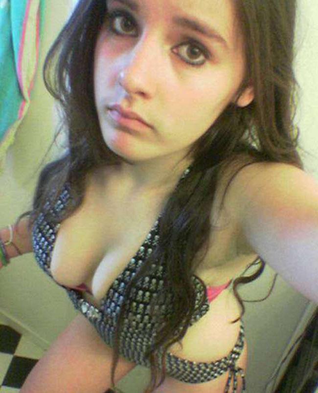 16P Pictures of a sexy cheerleader camwhoring