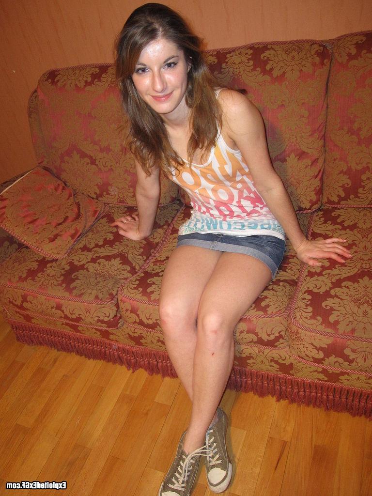 15P Sexy amateur girl nude in her flat